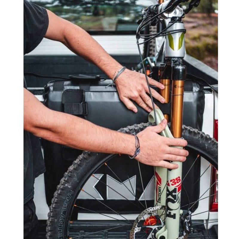 1059001803 PORTA BICICLETA NEGRO/REFLEJANTE MARCA KMA T. M