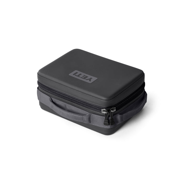 18060131779 LONCHERA DAYTRIP BOX 2.0 5L CHARCOAL MARCA YETI