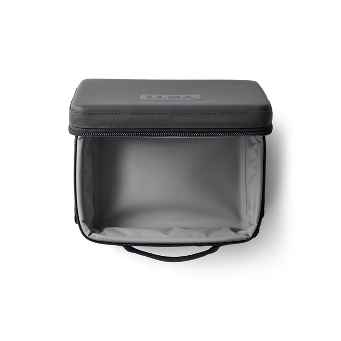 18060131779 LONCHERA DAYTRIP BOX 2.0 5L CHARCOAL MARCA YETI