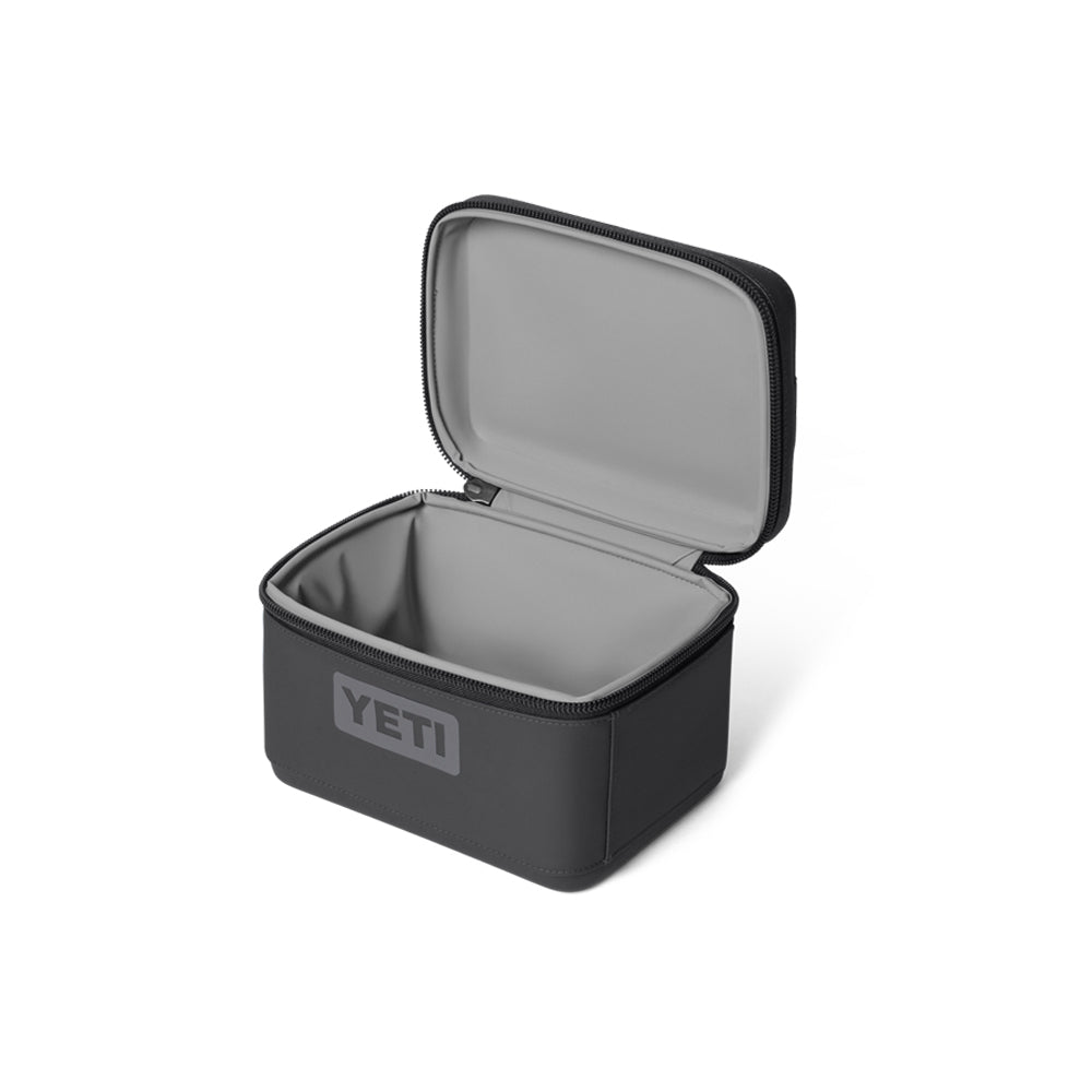 18060132021 LONCHERA DAYTRIP SNACK BOX 3L CHARCOAL MARCA YETI