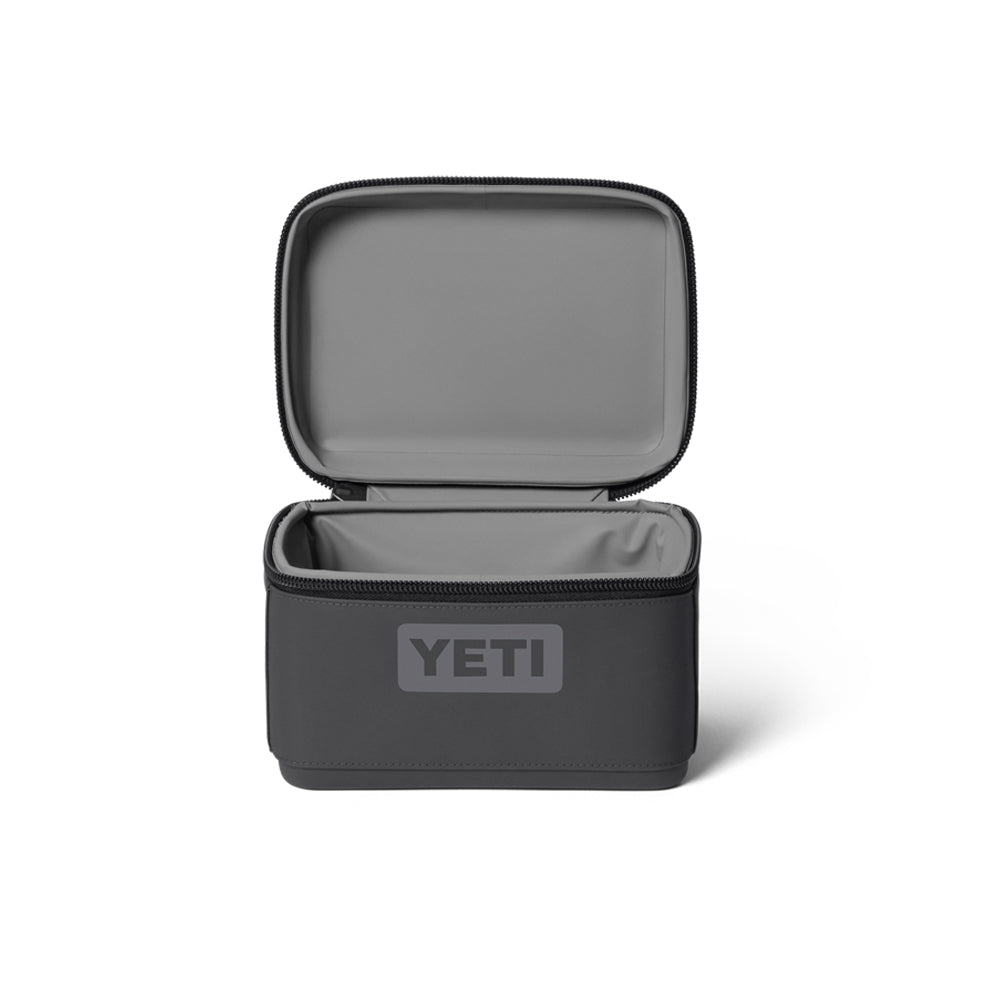 18060132021 LONCHERA DAYTRIP SNACK BOX 3L CHARCOAL MARCA YETI