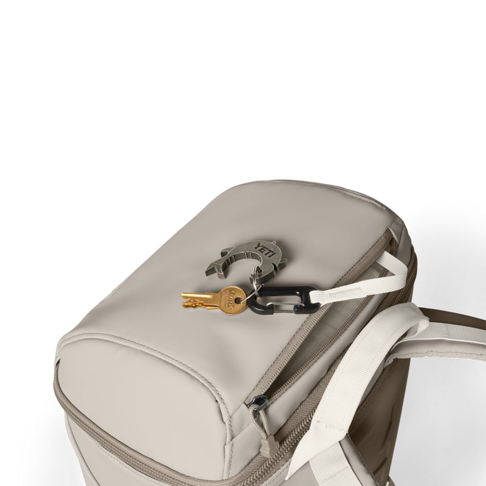 18060132175 LONCHERA BACKPACK DAYTRIP 20L CAPE TAUPE MARCA YETI