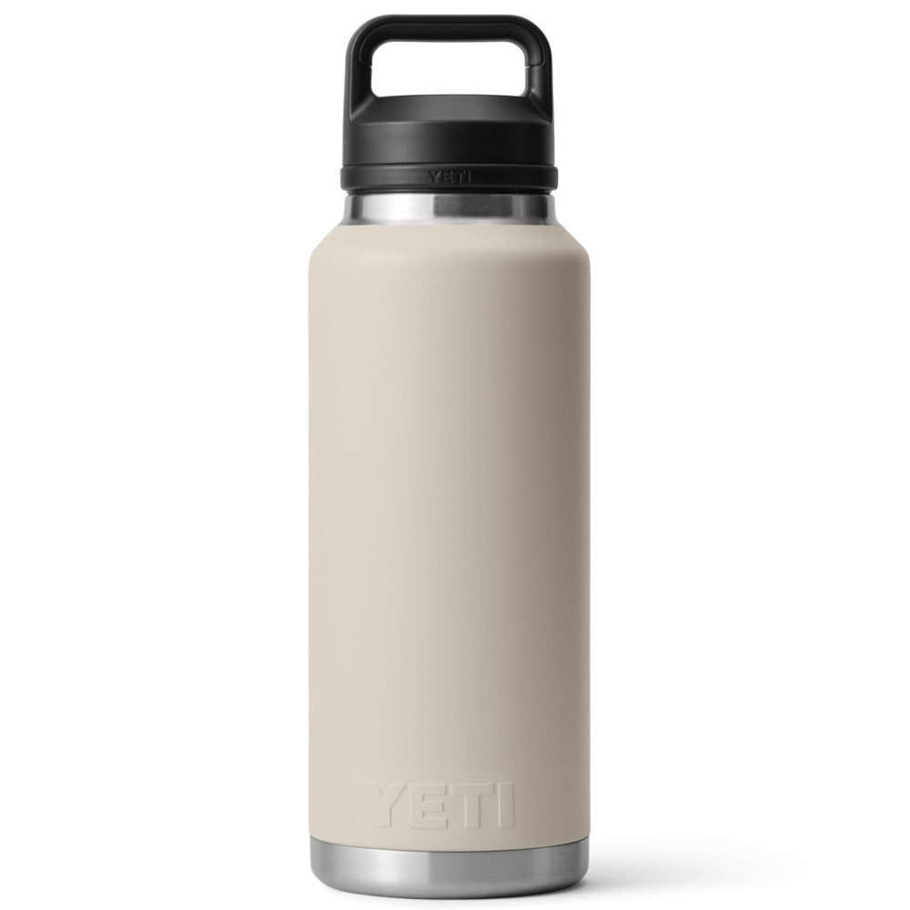 21071504183 TERMO RAMBLER 46oz CHUG CAP CAPE TAUPE MARCA YETI