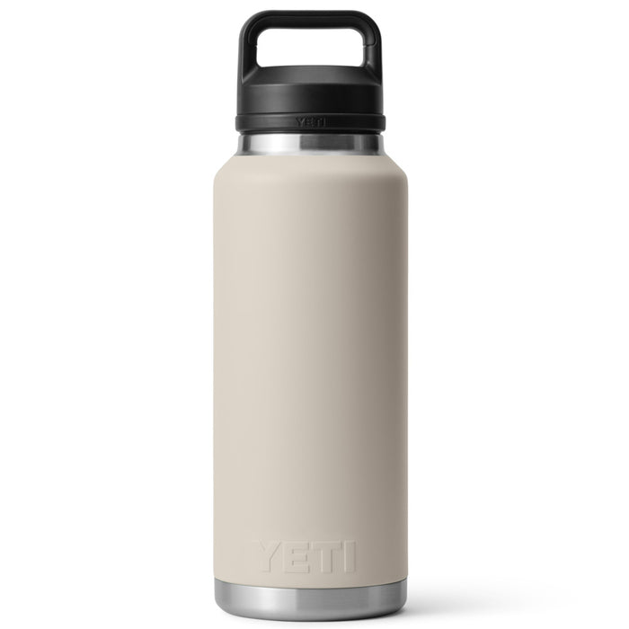 21071504183 TERMO RAMBLER 46oz CHUG CAP CAPE TAUPE MARCA YETI