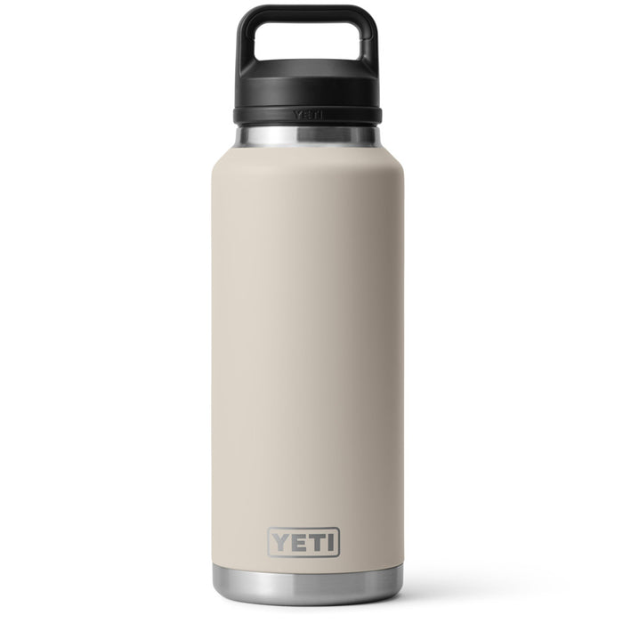 21071504183 TERMO RAMBLER 46oz CHUG CAP CAPE TAUPE MARCA YETI