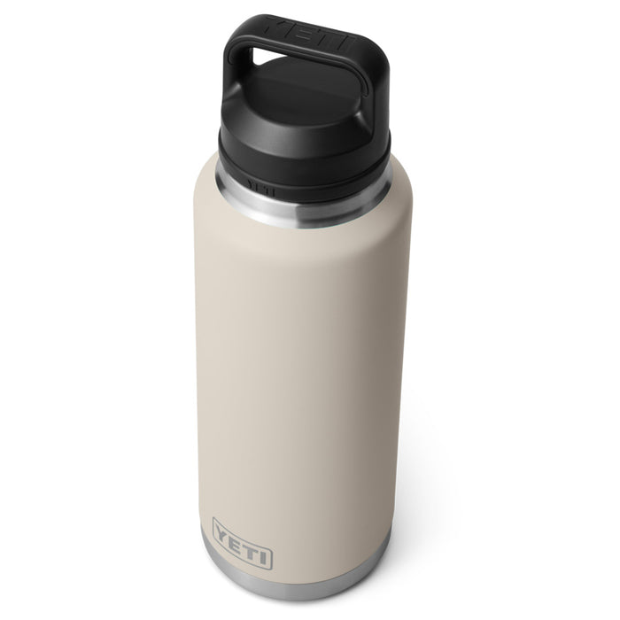 21071504183 TERMO RAMBLER 46oz CHUG CAP CAPE TAUPE MARCA YETI