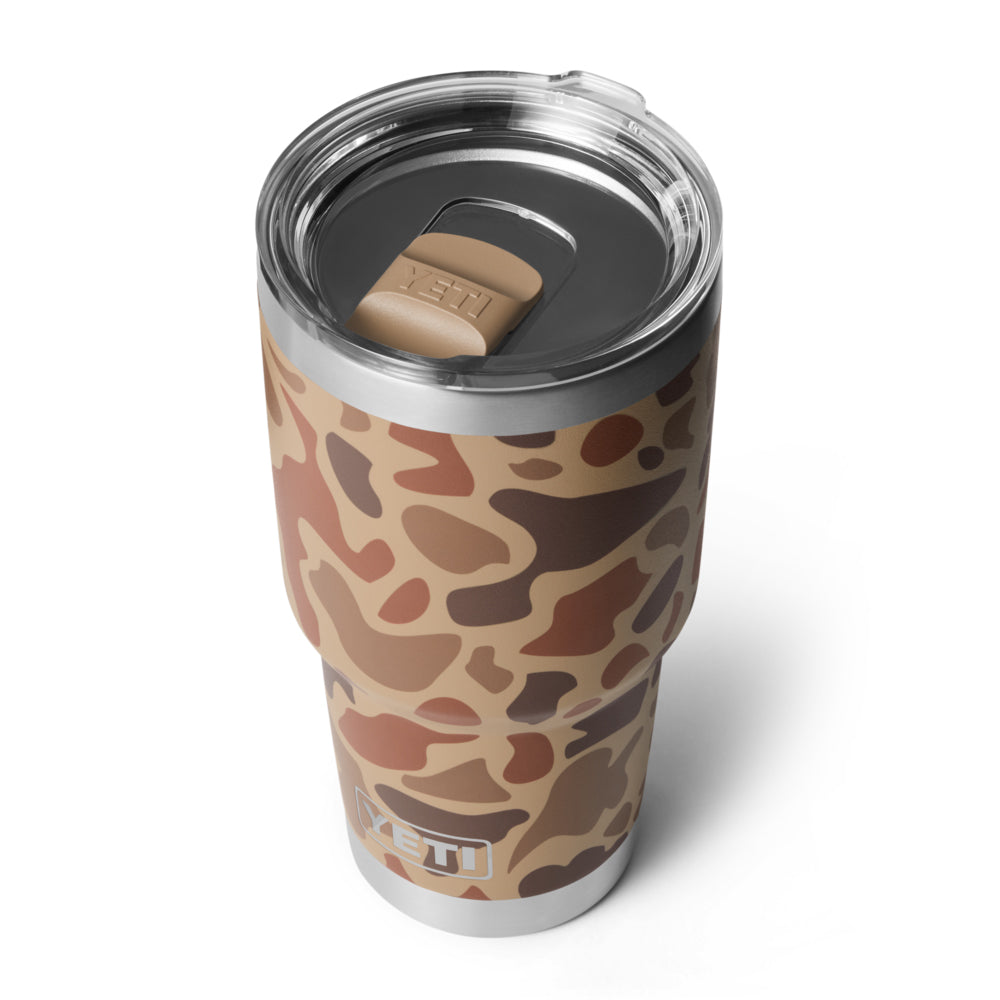 21071505953 TERMO RAMBLER 30oz WETLANDS CAMO MARCA YETI