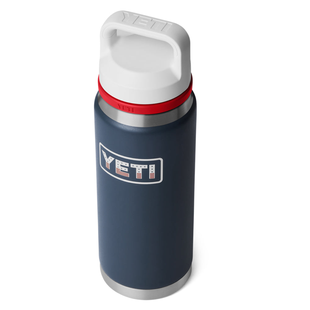 21071508705 TERMO RAMBLER 26oz CHUG CAP NAVY/RESCUE RED/WHITE/BADGE MARCA YETI