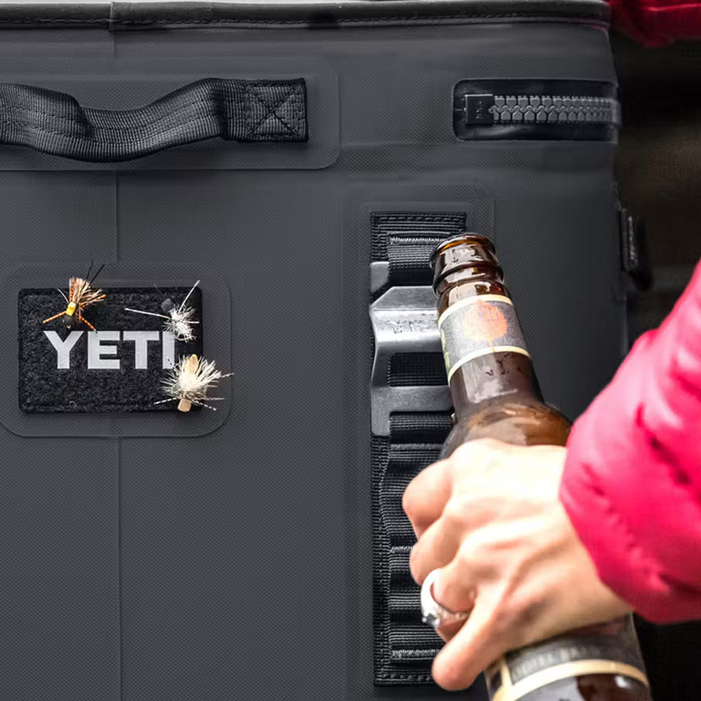 DESTAPADOR DE BOTELLAS YETI CON SISTEMA MOLLE 21180000002