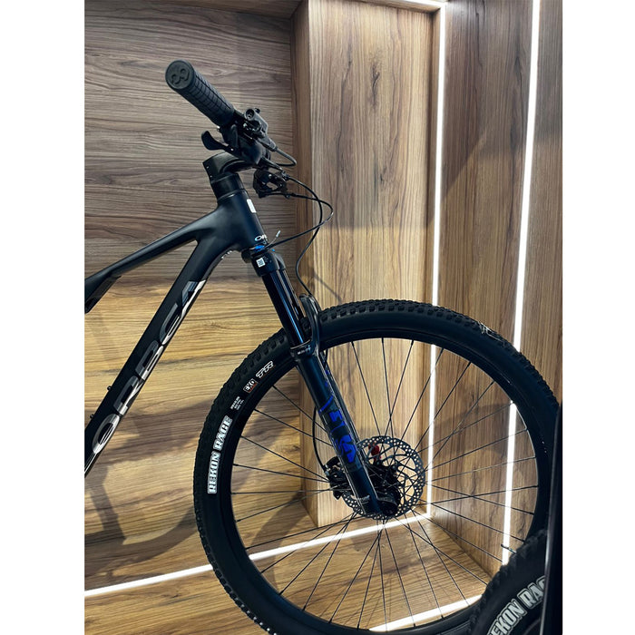 R23005KY BICICLETA OIZ H30 2024 ARMOR BLACK (GLOSS-MATT) MARCA ORBEA T.M
