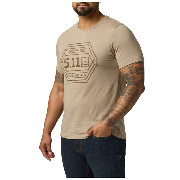 76166ADR-1070 PLAYERA INTRICATE EMBLEM DESERT BRUSH MARCA 5.11 TACTICAL