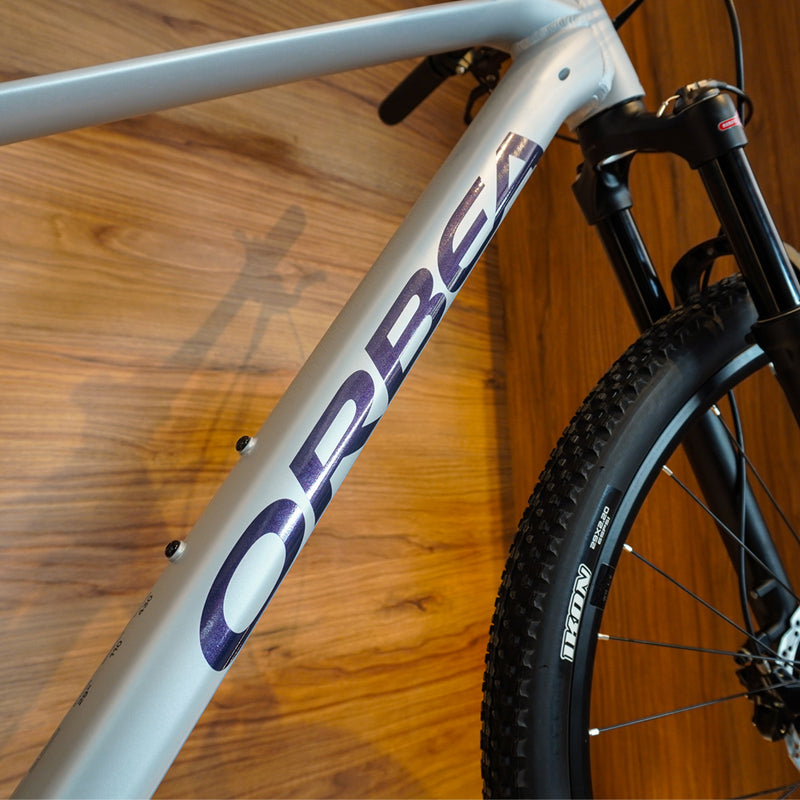 T21103M1 BICICLETA ALMA H20 2026 HALO SILVER - TANZANITE (GLOSS) MARCA ORBEA T.CH