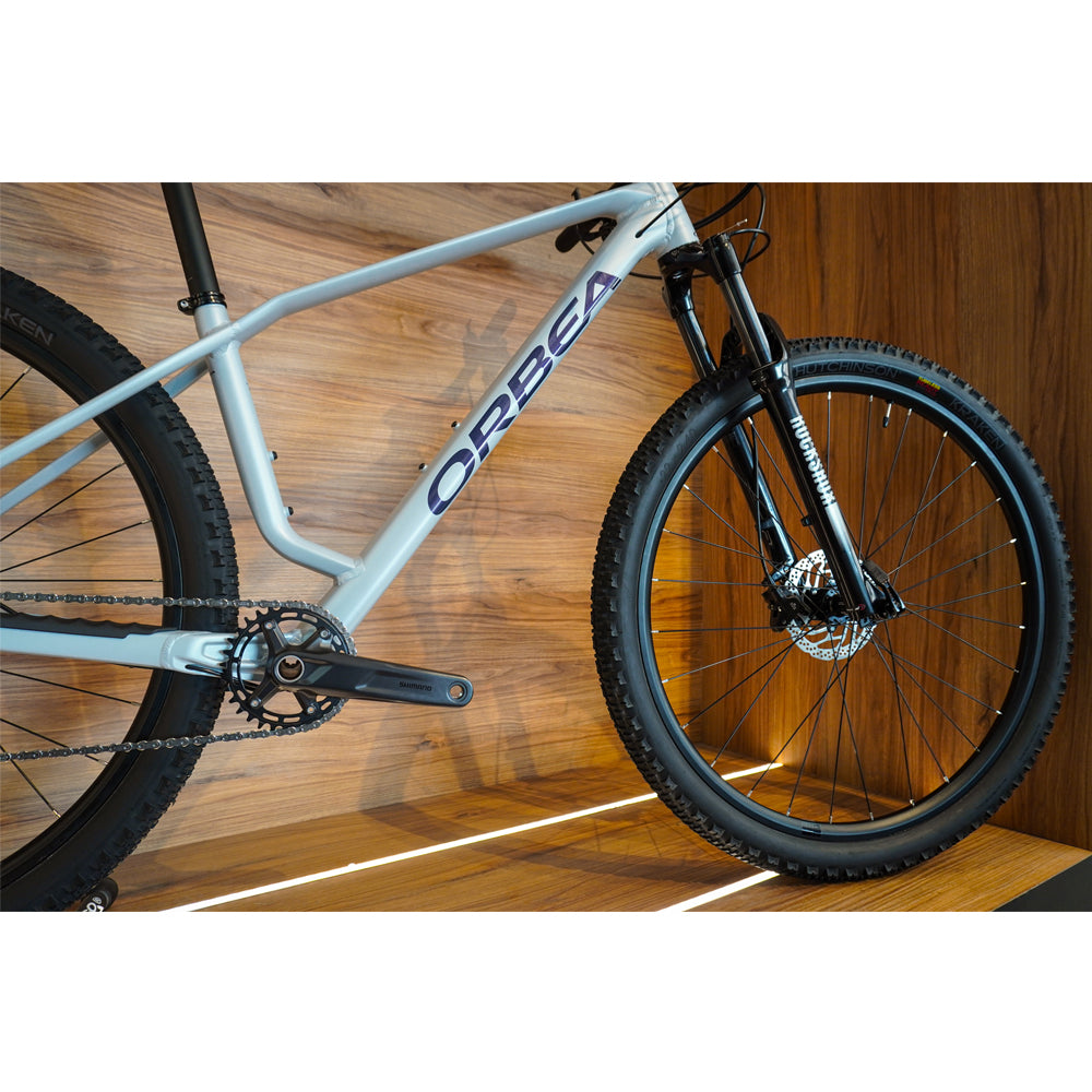 T21103M1 BICICLETA ALMA H20 2026 HALO SILVER - TANZANITE (GLOSS) MARCA ORBEA T.CH