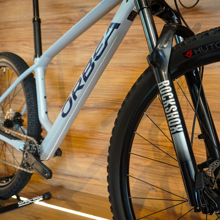 T21103M1 BICICLETA ALMA H20 2026 HALO SILVER - TANZANITE (GLOSS) MARCA ORBEA T.CH