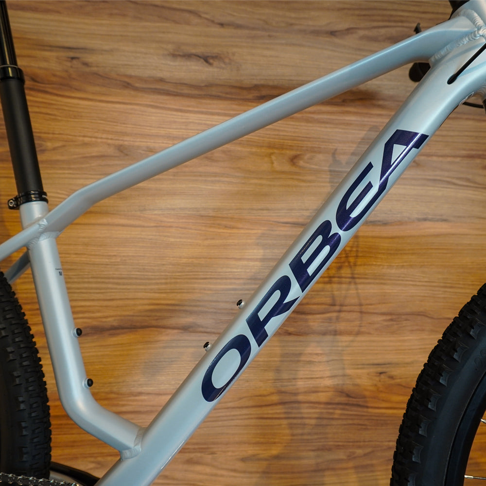 T21103M1 BICICLETA ALMA H20 2026 HALO SILVER - TANZANITE (GLOSS) MARCA ORBEA T.CH