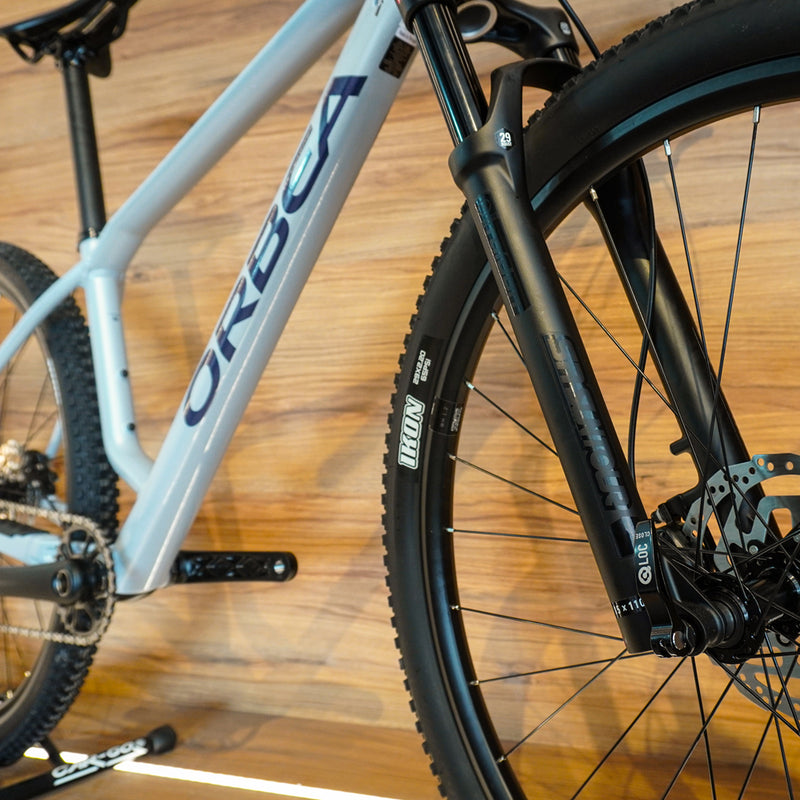 T21107M1 BICICLETA ALMA H20 2026 HALO SILVER - TANZANITE (GLOSS) MARCA ORBEA T.G