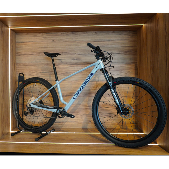 T21103M1 BICICLETA ALMA H20 2026 HALO SILVER - TANZANITE (GLOSS) MARCA ORBEA T.CH