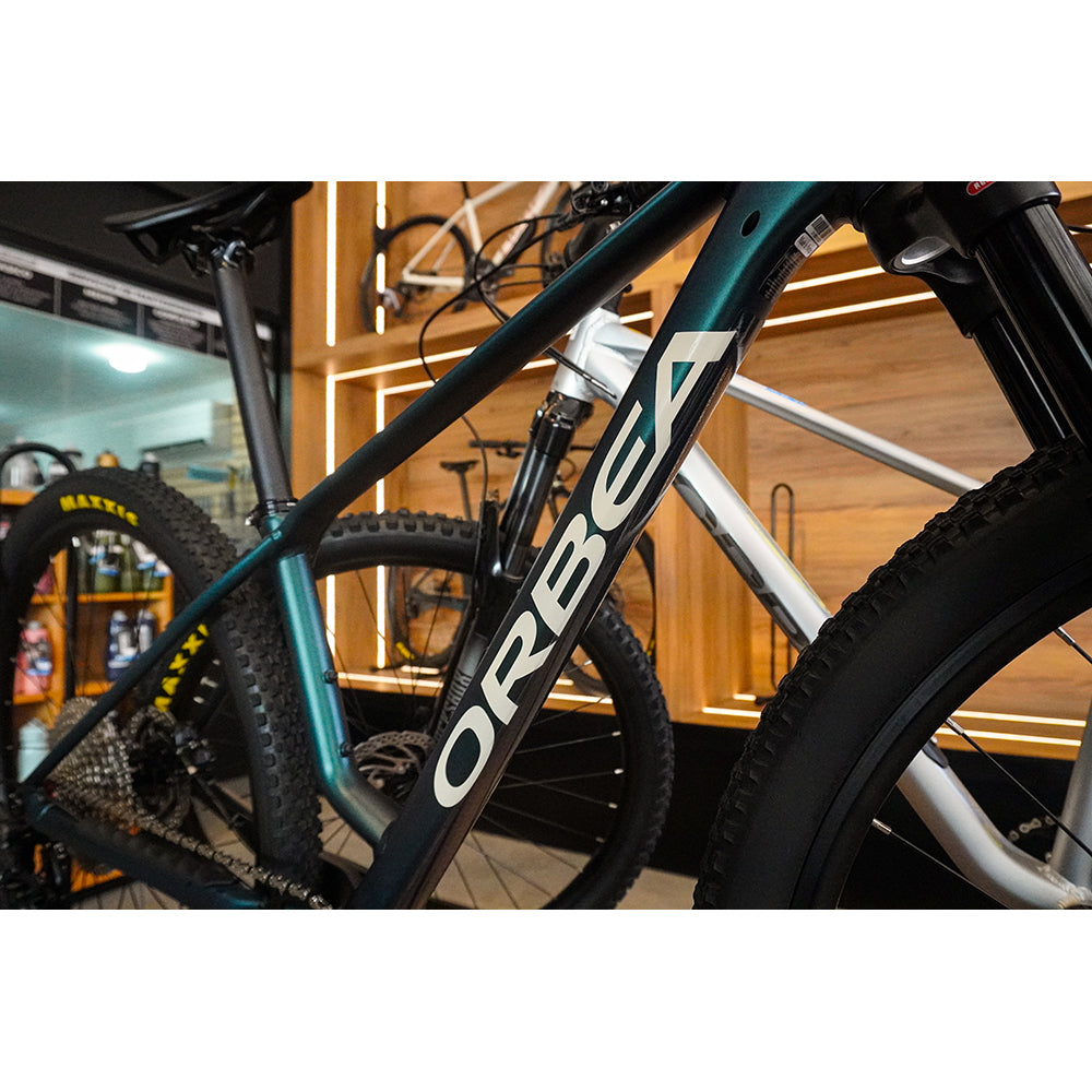 T21005M2 BICICLETA ALMA H30 2026 ESPACE GREEN (MATT) - IVORY WHITE (GLOSS) MARCA ORBEA T.M
