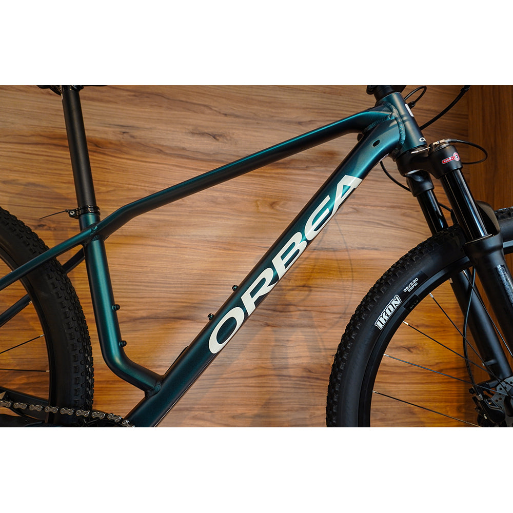 T21005M2 BICICLETA ALMA H30 2026 ESPACE GREEN (MATT) - IVORY WHITE (GLOSS) MARCA ORBEA T.M