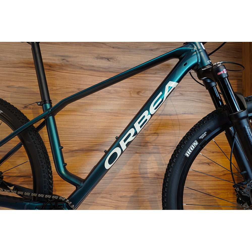 T21005M2 BICICLETA ALMA H30 2026 ESPACE GREEN (MATT) - IVORY WHITE (GLOSS) MARCA ORBEA T.M