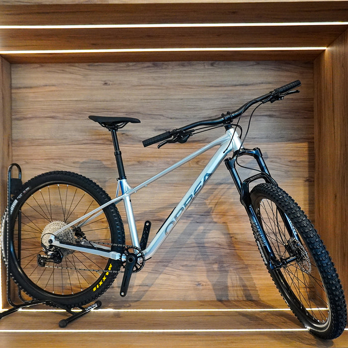 T23305PH BICICLETA LAUFEY H30 2026 SMOOTH SILVER (MATT) - TITANIUM (GLOSS) MARCA ORBEA T.M