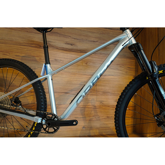T23305PH BICICLETA LAUFEY H30 2026 SMOOTH SILVER (MATT) - TITANIUM (GLOSS) MARCA ORBEA T.M