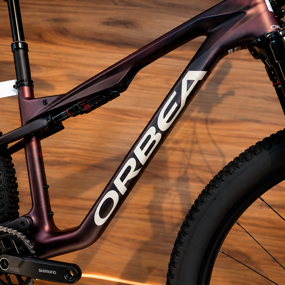 BICICLETA ORBEA OIZ M30 2027 BURNING ASHES CARBON VIEW - IVORY WHITE CHICA U22203PS