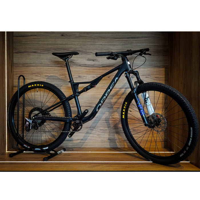 R23005KY BICICLETA OIZ H30 2024 ARMOR BLACK (GLOSS-MATT) MARCA ORBEA T.M