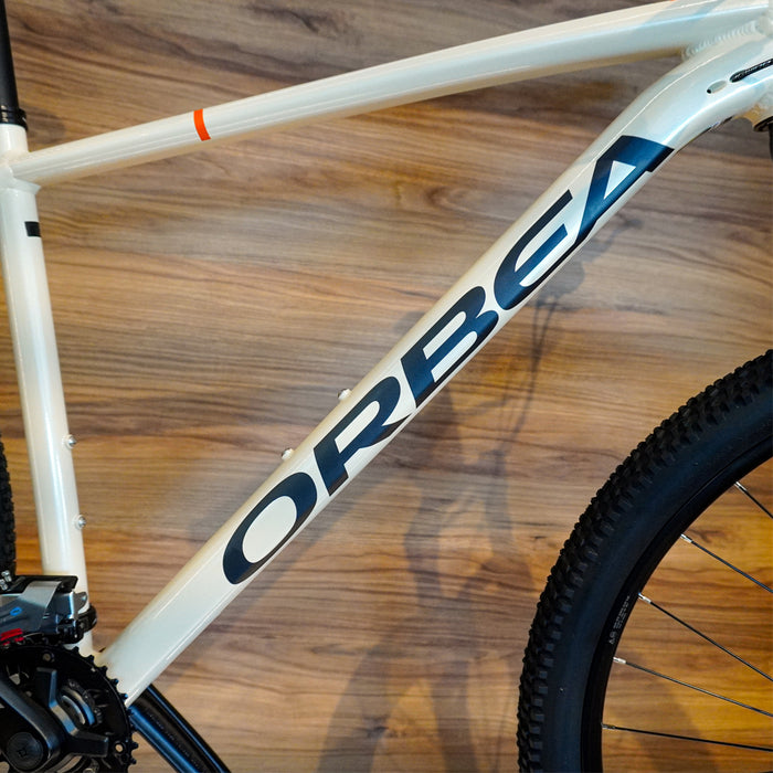 T20517RF BICICLETA ONNA 29 50 2026  IVORY WHITE (GLOSS) - NAVY BLUE (MATT) MARCA ORBEA T.M