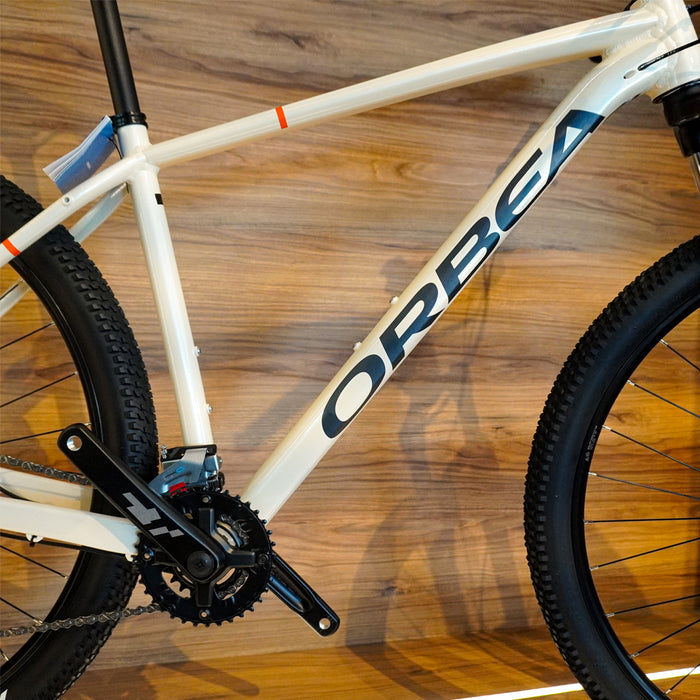 T20517RF BICICLETA ONNA 29 50 2026  IVORY WHITE (GLOSS) - NAVY BLUE (MATT) MARCA ORBEA T.M