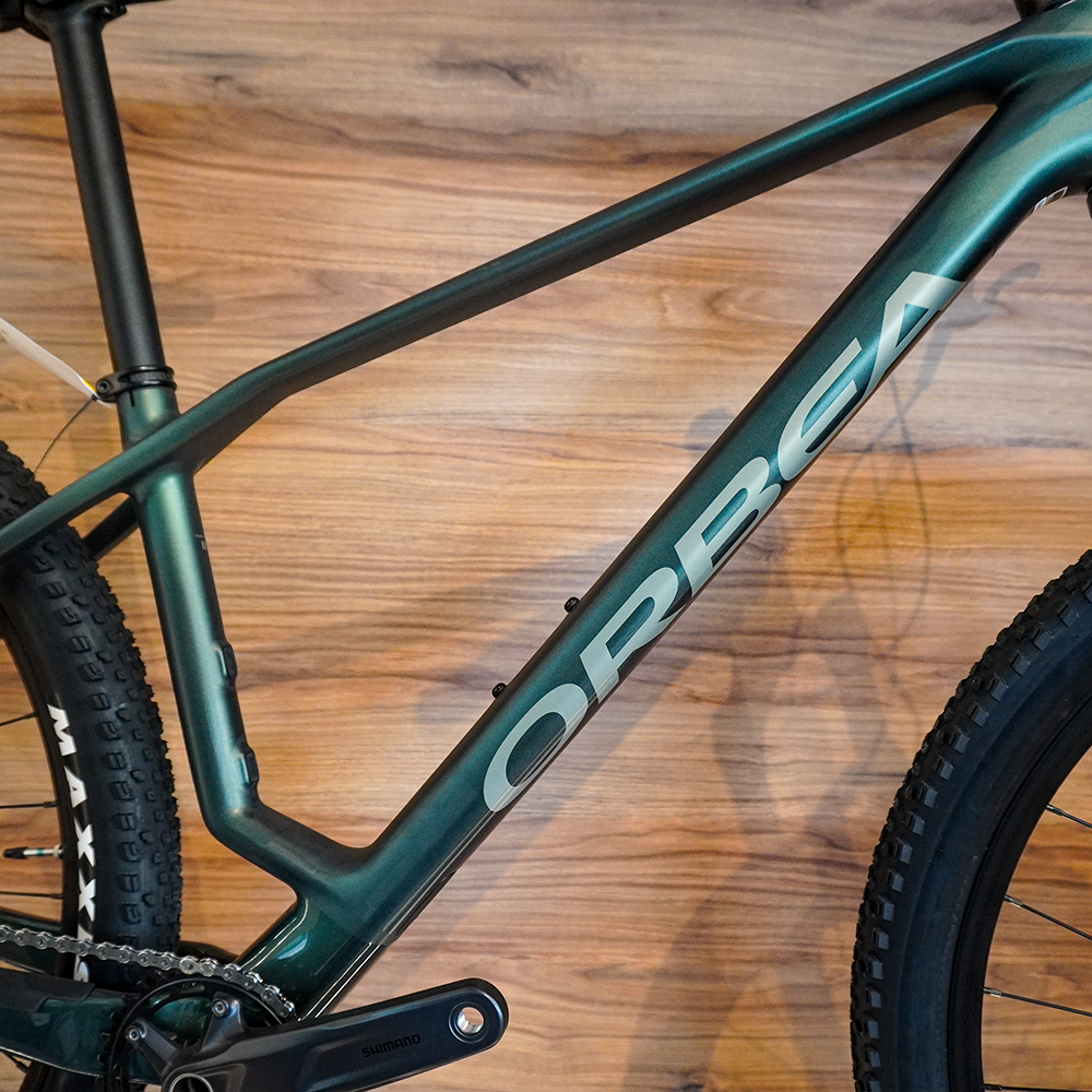 BICICLETA ORBEA ALMA M50 2026 SEAWEED CARBON VIEW MEDIANA T21305FA