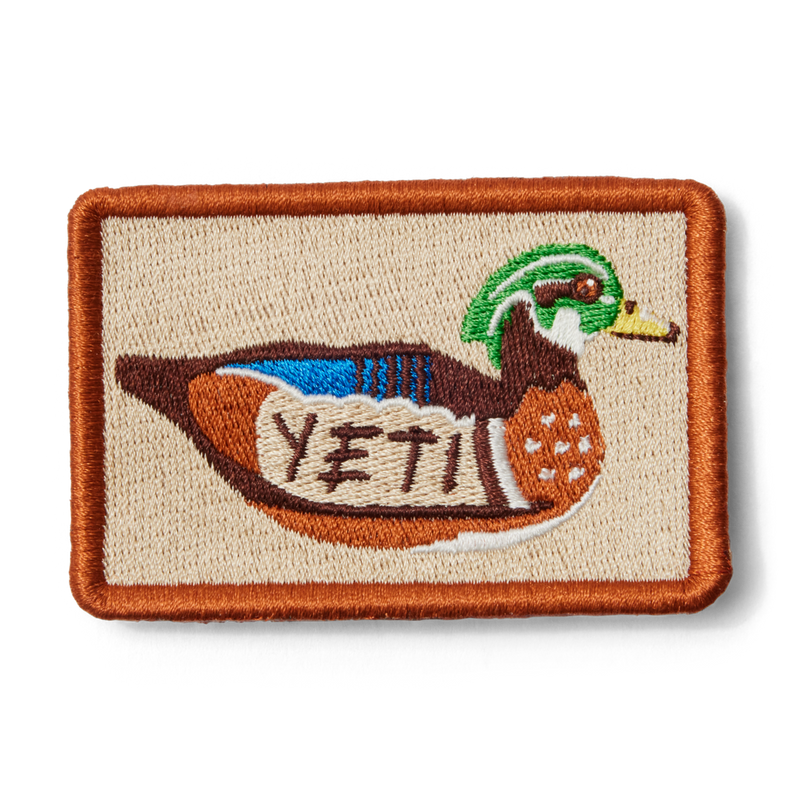 21023007832 PARCHE DUCK CAFE MARCA YETI