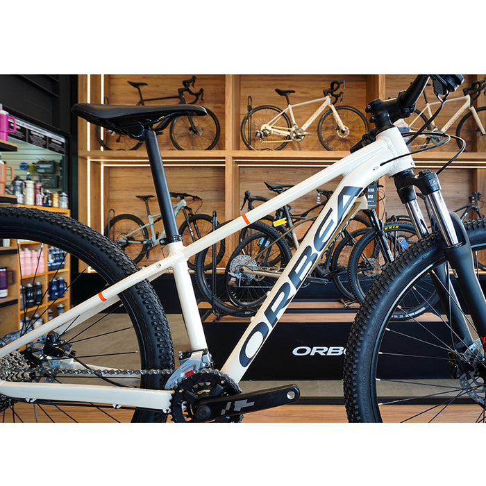 T20517RF BICICLETA ONNA 29 50 2026  IVORY WHITE (GLOSS) - NAVY BLUE (MATT) MARCA ORBEA T.M