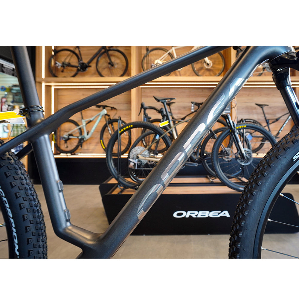 T21305FB BICICLETA ALMA M50 2026 DIAMOND CARBON VIEW (MATT-GLOSS) MARCA ORBEA T.M