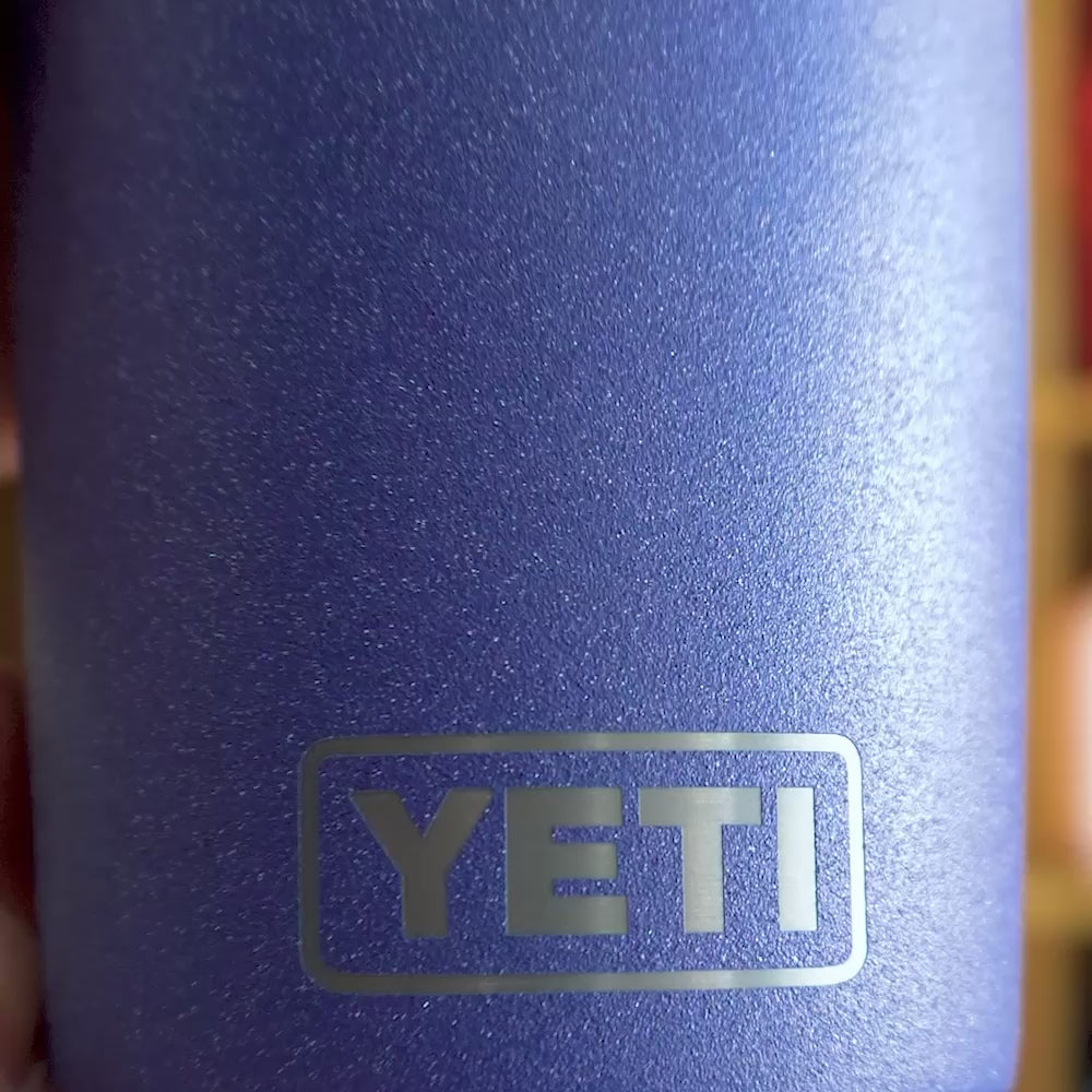 Cargar vídeo: TERMO YETI 20oz RAMBLER MOON DUST 21071505921