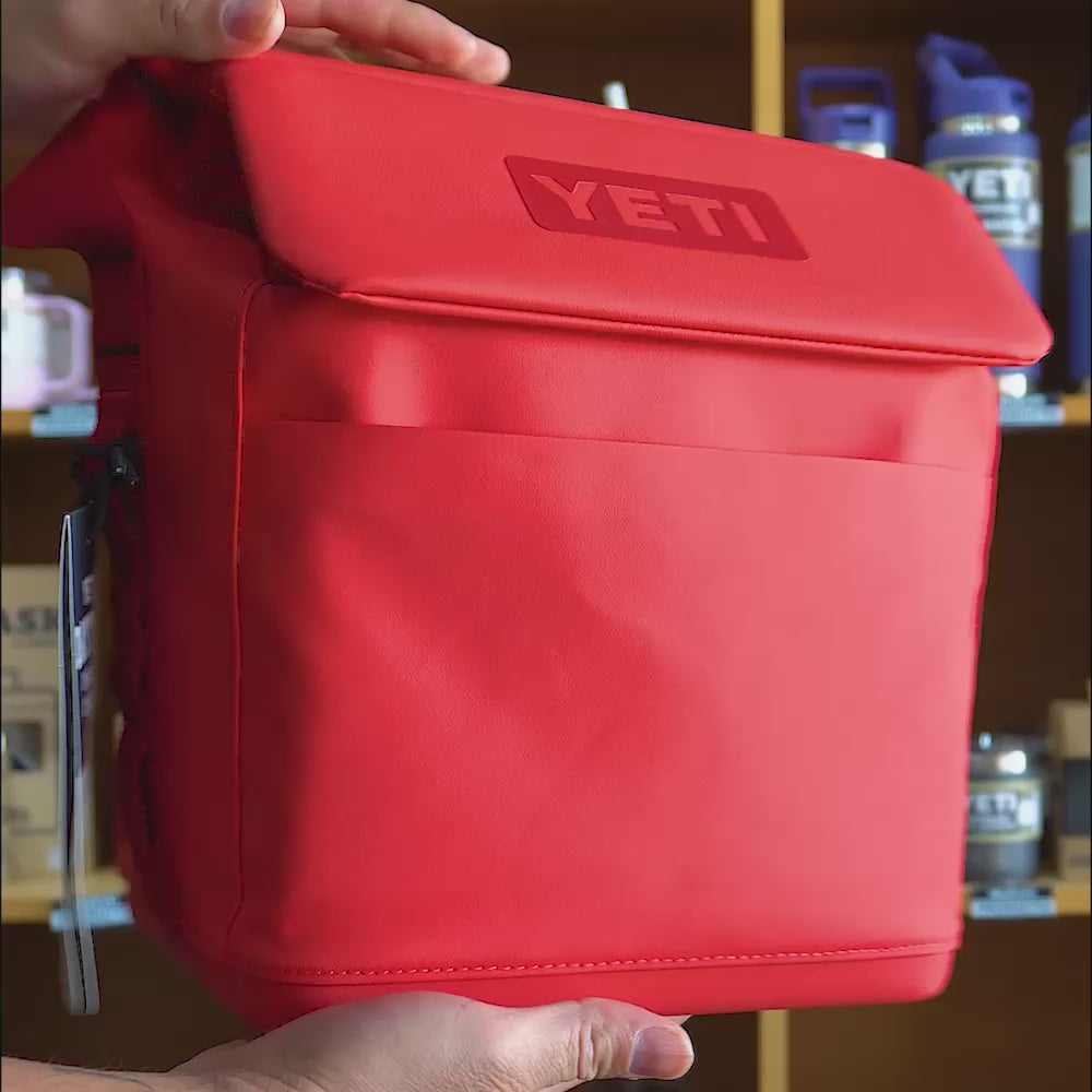 Cargar vídeo: 18060131661 LONCHERA DAYTRIP BAG 2.0 6L RESCUE RED MARCA YETI
